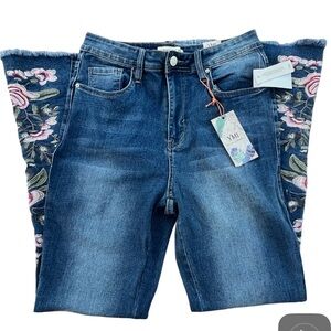 NWT $56 YMI Gigi Fit Embroidered Flare Jeans – Size 13/31